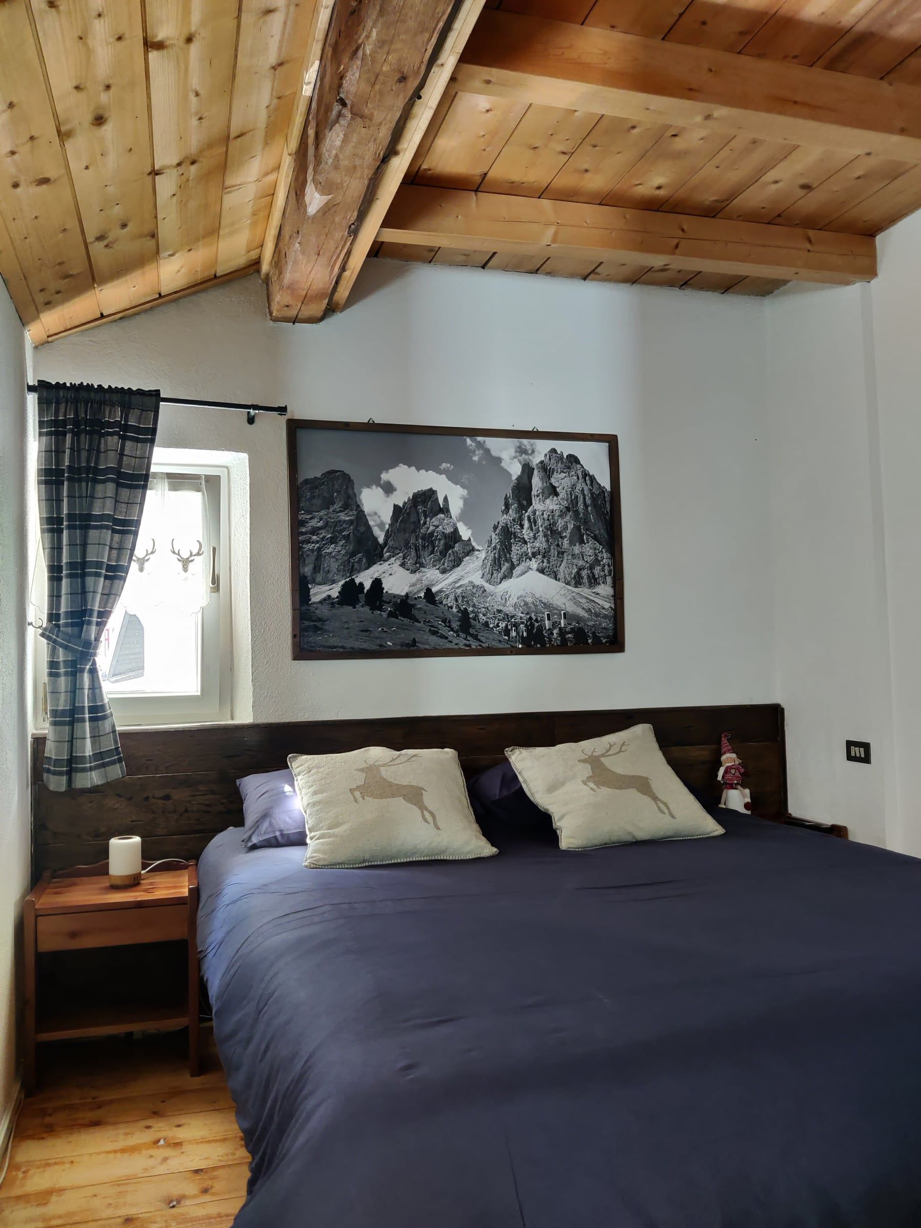 Letti con cuscini a tema cervo e comodino in legno
