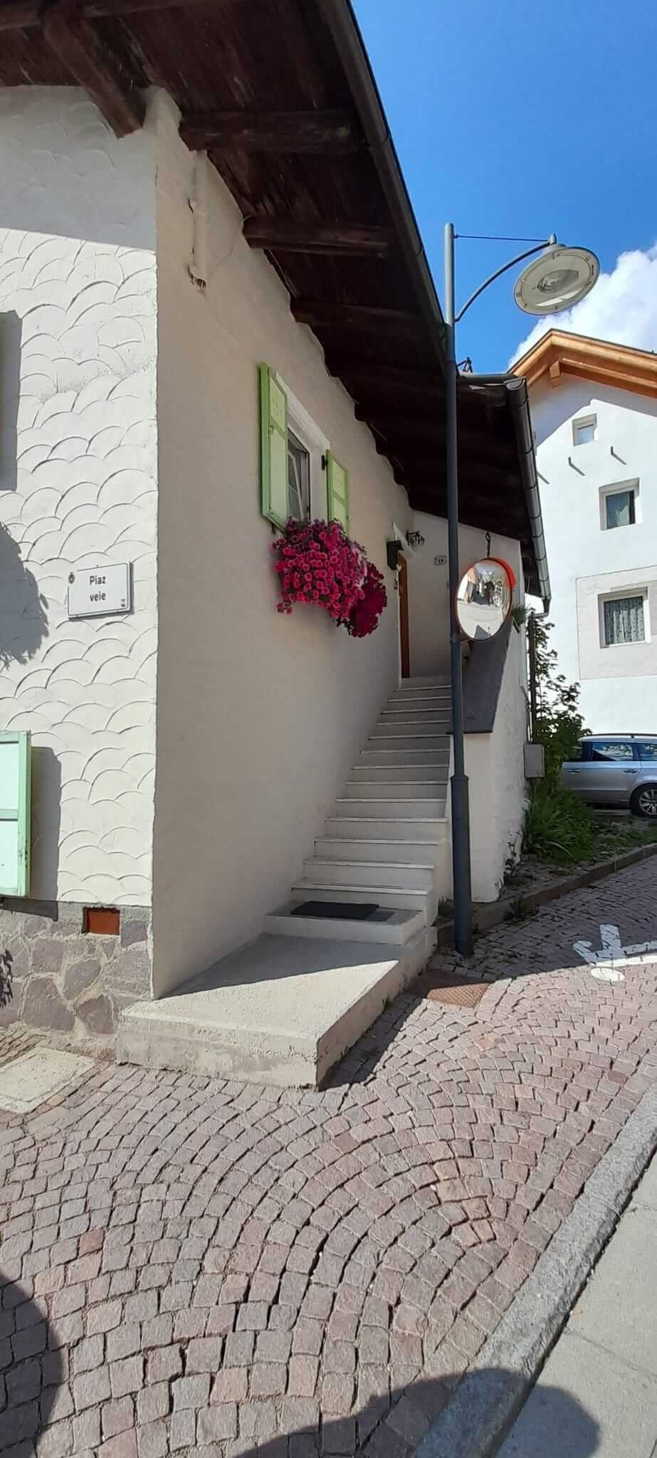 Scala d’ingresso indipendente con fiori alla finestra